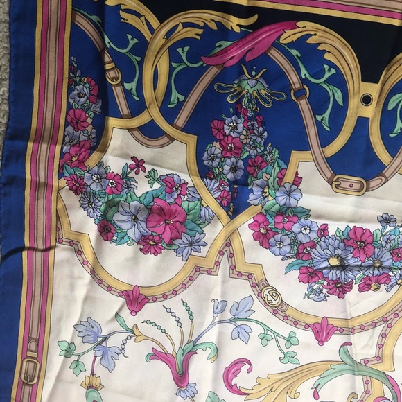 Vintage Authentic Gucci silk scarf - Picture 11 of 16
